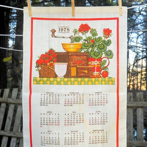 VTG 1978 Hallmark Linen Calendar Towel Kitchen Design, Geraniums & Strawberries - Picture 2 of 8